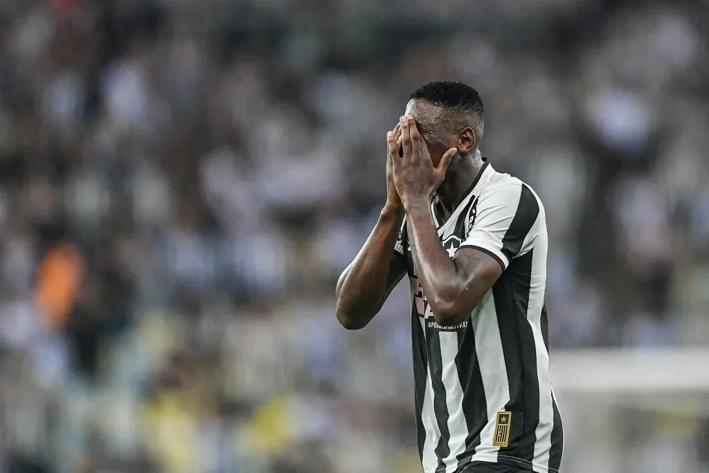 Luiz Henrique jogador do Botafogo lamenta oportunidade perdida durante partida contra o Criciuma no estadio Maracana pelo campeonato Brasileiro A 2024. Foto: Thiago Ribeiro/AGIF