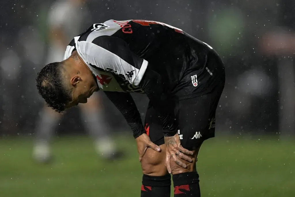 Coutinho lamentando após a peleja. Foto: Thiago Ribeiro/AGIF