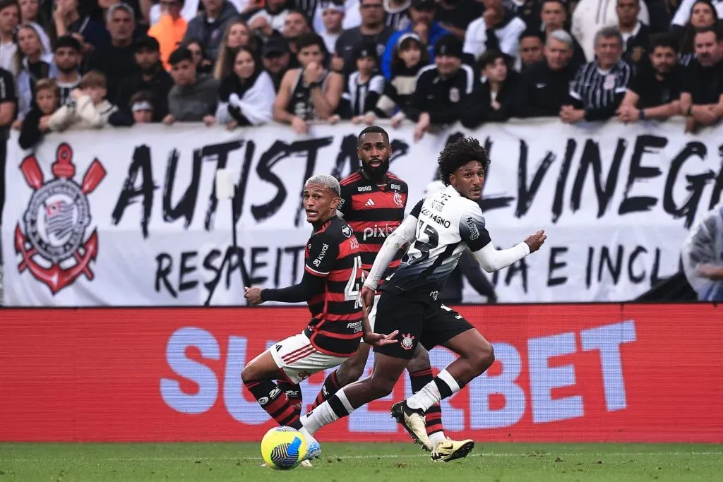 Wesley, Gerson e Talles Magno durante a partida. Foto: Ettore Chiereguini/AGIF