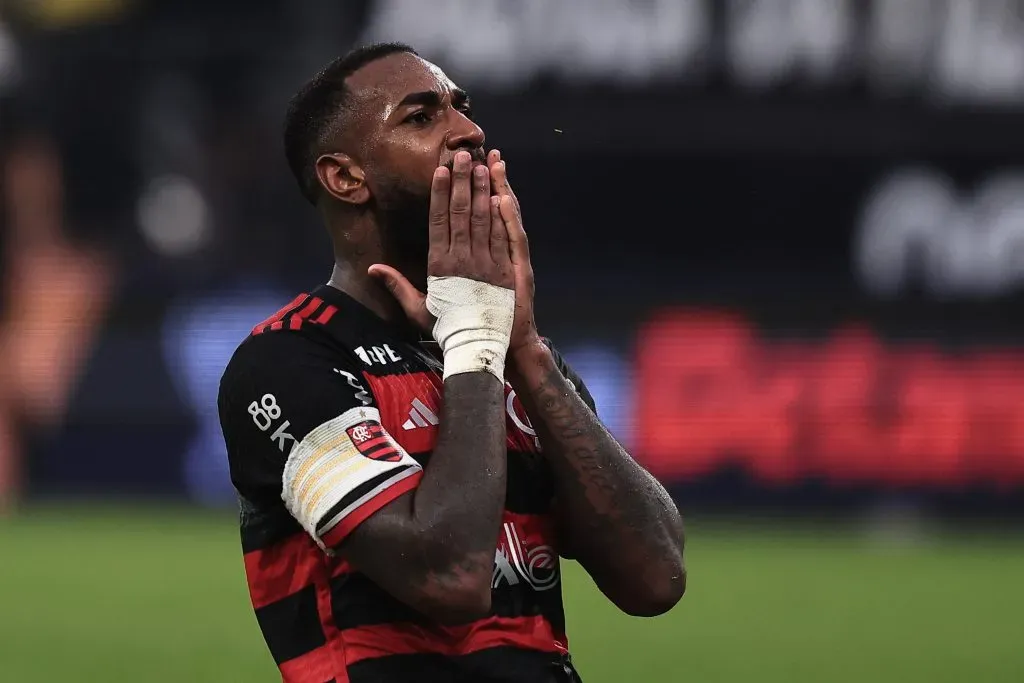 Gerson foi um dos jogadores do Flamengo que mais reclamou com Daronco sobre o suposto pênalti não marcado. Foto: Ettore Chiereguini/AGIF