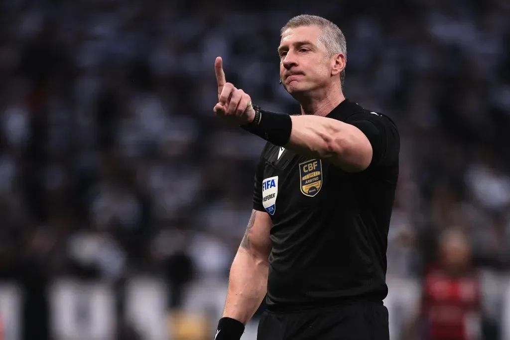 Arbitragem de Daronco gerou reclamações no Corinthians e Flamengo. Foto: Ettore Chiereguini/AGIF