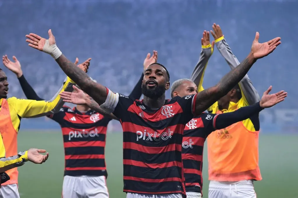 SP – SAO PAULO – 20/10/2024 – COPA DO BRASIL 2024, CORINTHIANS X FLAMENGO – Gerson Jogador do Flamengo comemora classificacao ao final da partida contra o Corinthians no estadio Arena Corinthians pelo campeonato Copa Do Brasil 2024. Foto: Ettore Chiereguini/AGIF