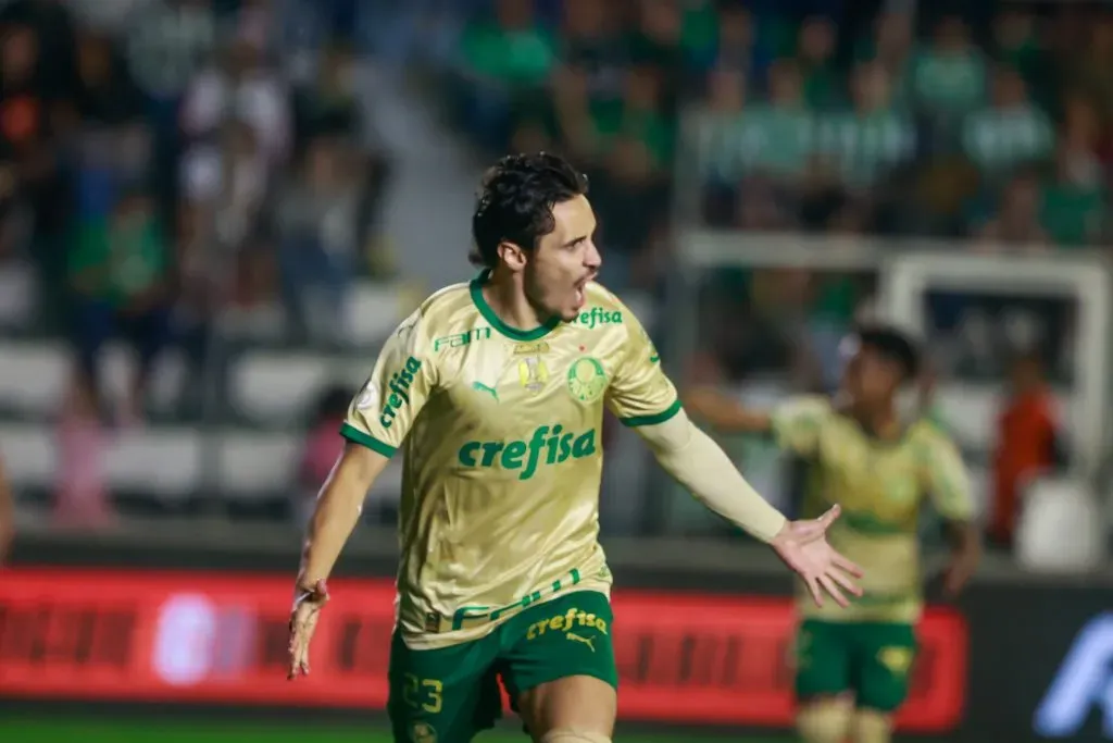 RS – CAXIAS DO SUL – 20/10/2024 – BRASILEIRO A 2024, JUVENTUDE X PALMEIRAS – Raphael Veiga jogador do Palmeiras comemora seu gol durante partida contra o Juventude no estadio Alfredo Jaconi pelo campeonato Brasileiro A 2024. Foto: Luiz Erbes/AGIF