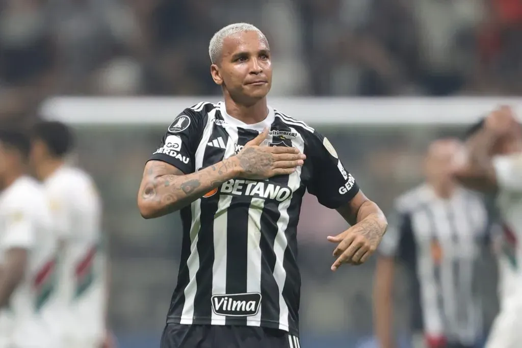 Deyverson com a camisa do Galo (Foto: Gilson Lobo/AGIF)