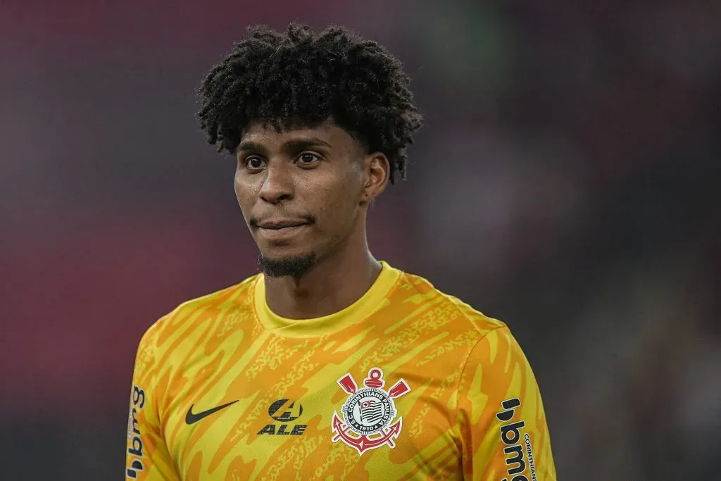 Hugo Souza com a camisa do Corinthians (Foto: Thiago Ribeiro/AGIF)