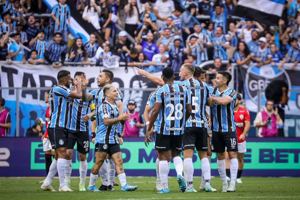 Jogadores do Grêmio comemorando o gol de Pepê. Foto: Maxi Franzoi/AGIF