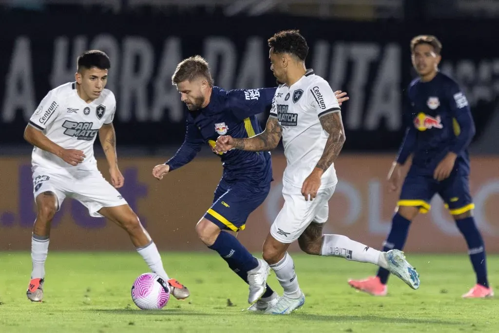 Jogadores de Bragantino e Botafogo.