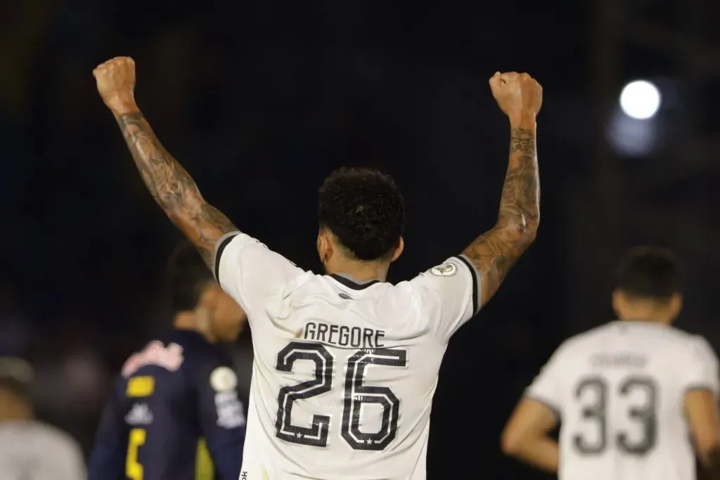 Gregore jogador do Botafogo comemora seu gol durante partida contra o Bragantino