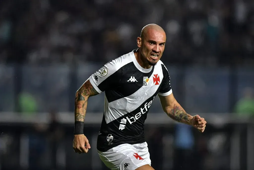 Zagueiro Maicon comemora gol pelo Vasco no Brasileirão 2024. Foto: Thiago Ribeiro/AGIF