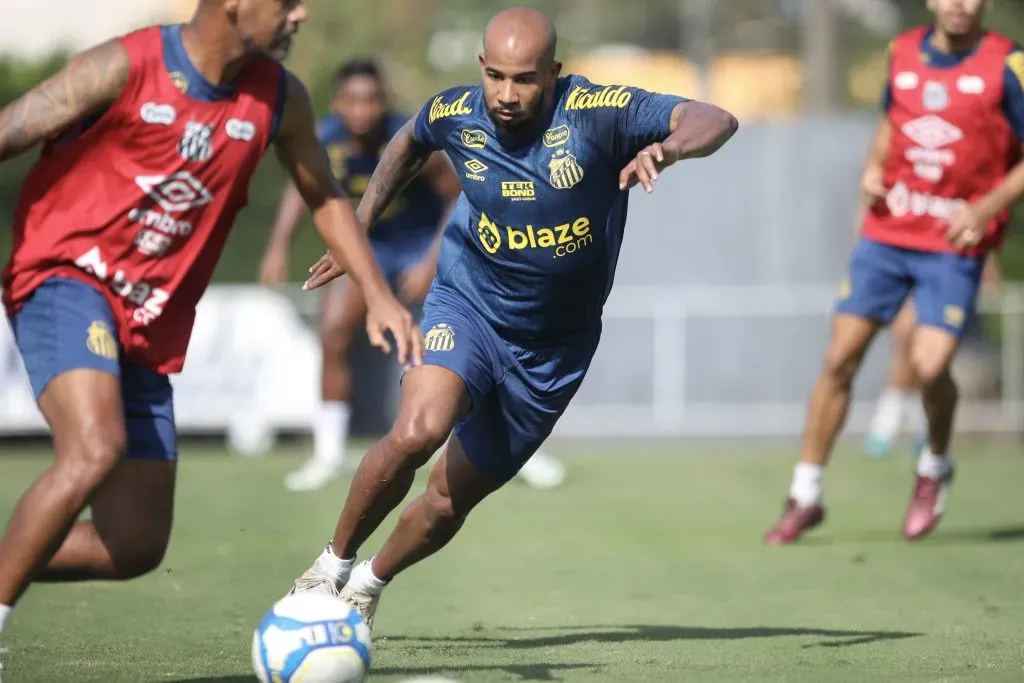 Patrick durante treino, no CT Rei Pelé. Foto: Reinaldo Campos/AGIF