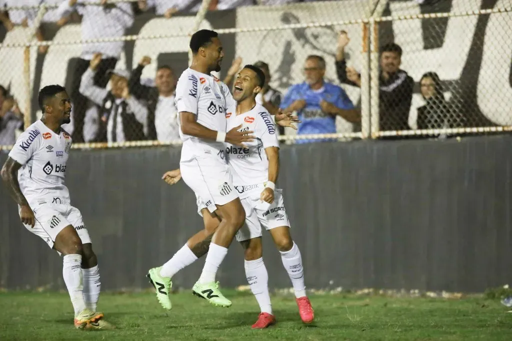 Wendel Silva e Serginho comemoram gol do Santos. Foto: Reinaldo Campos/AGIF