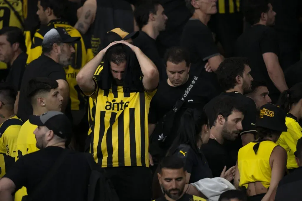 Torcida do Peñarol entrou em conflito com a polícia no Rio de Janeiro. Foto: Jorge Rodrigues/AGIF