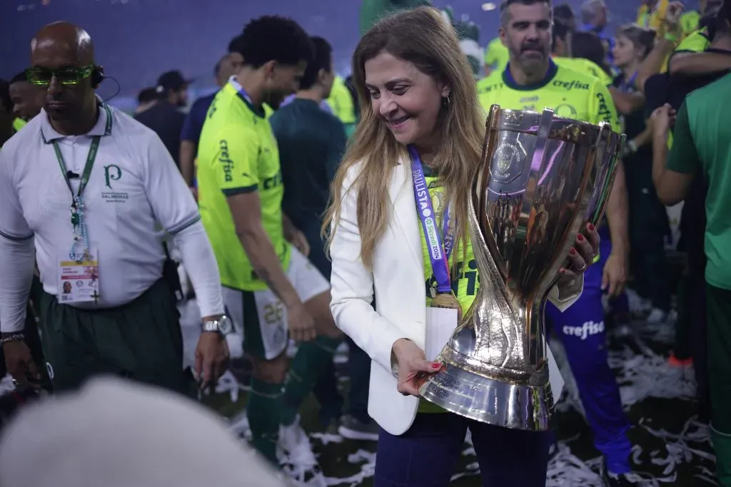 Leila Pereira com o troféu do Paulistão 2024: a presidente está prestes a encerrar a vitoriosa parceria com a Crefisa no Manto. Foto: Ettore Chiereguini/AGIF