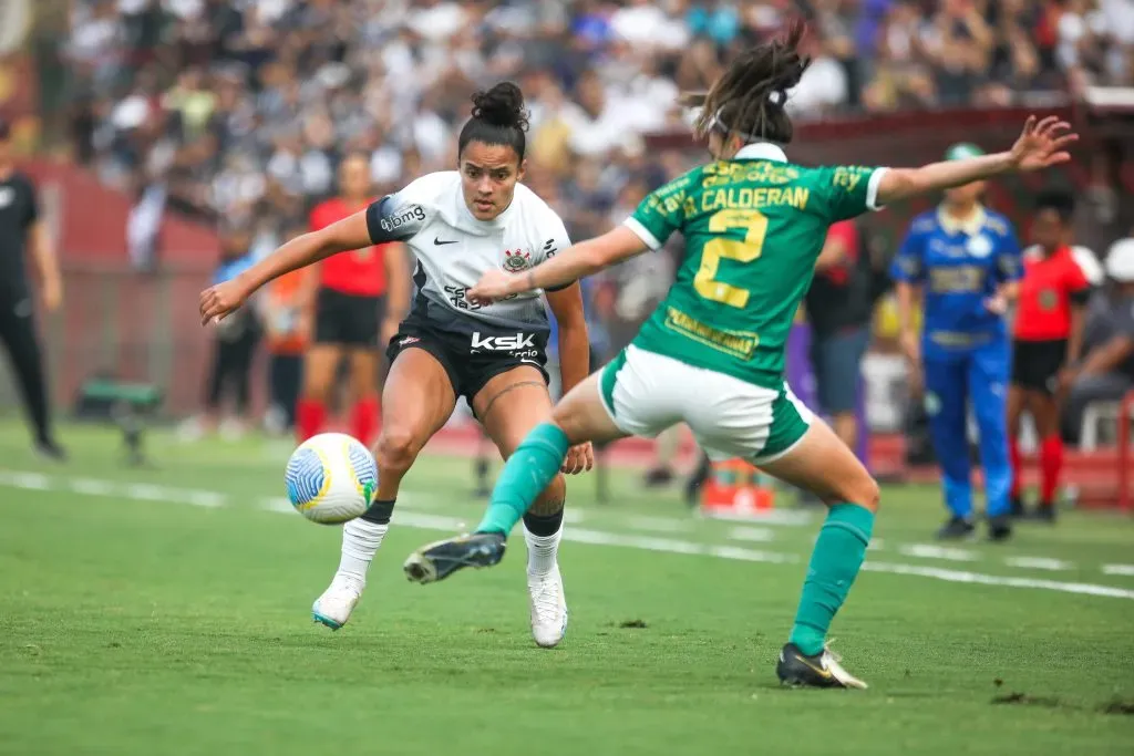 Isabela, jogadora do Corinthians disputa lance com Bruna Calderan jogadora do Palmeiras durante partida pelo campeonato Brasileiro A Feminino 2024. Foto: Reinaldo Campos/AGIF