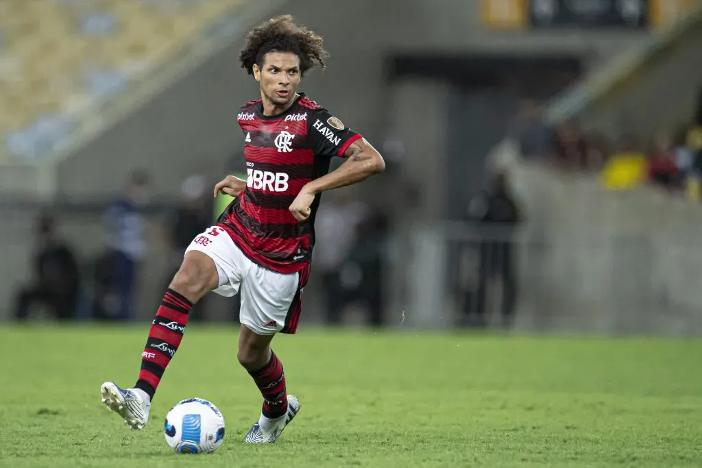 Willian Arão em ação pelo Mengão em 2022. Jogador  foi lembrado por Abel Ferreira sobre comentário envolvendo Filipe Luís – Foto: Jorge Rodrigues/AGIF