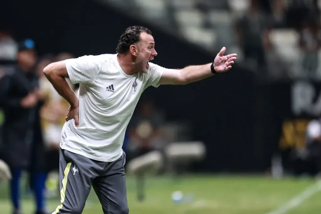 Gabriel Milito em ação pelo Galo. O treinador já levou o CAM a três finais em menos de um ano – Foto: Gilson Lobo/AGIF