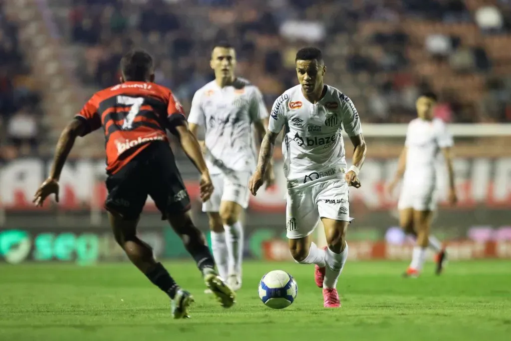 Serginhodurante partida contra o Ituano no estadio Novelli Junior pelo campeonato Brasileiro B 2024. O meia ganhou espaço – Foto: Reinaldo Campos/AGIF