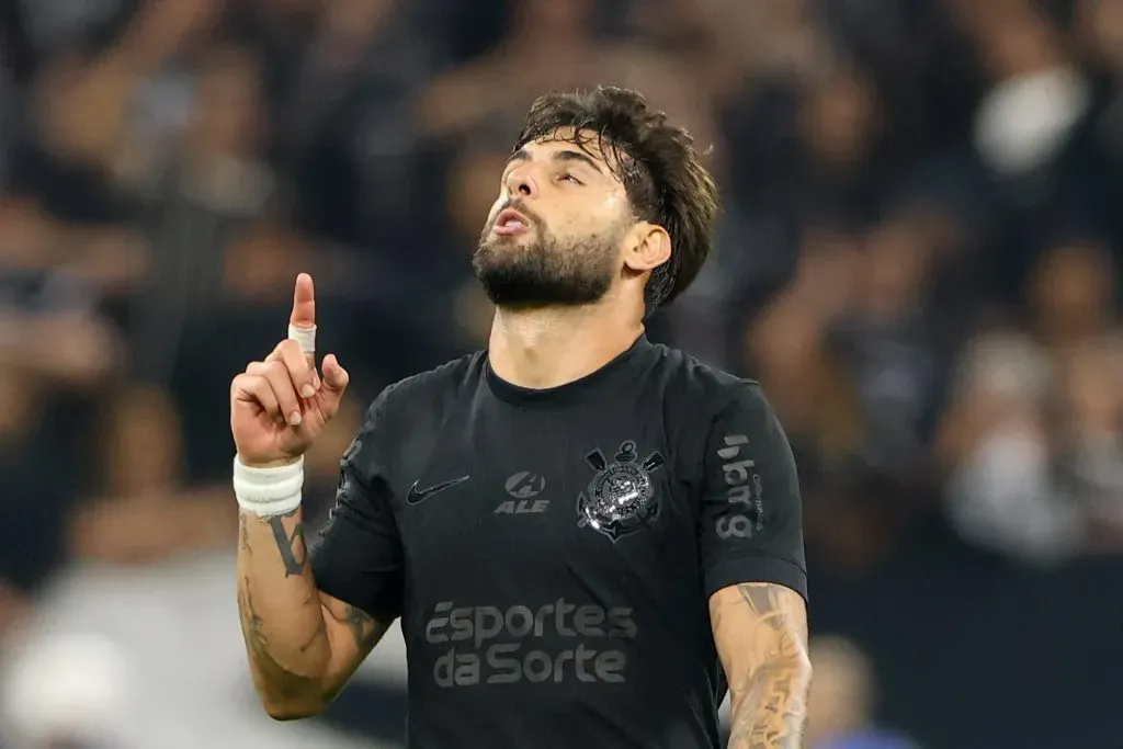 jogador do Corinthians Yuri Alberto comemora seu gol durante partida contra o Athletico-PR no estadio Arena Corinthians pelo campeonato Brasileiro A 2024. Foto: Joisel Amaral/AGIF