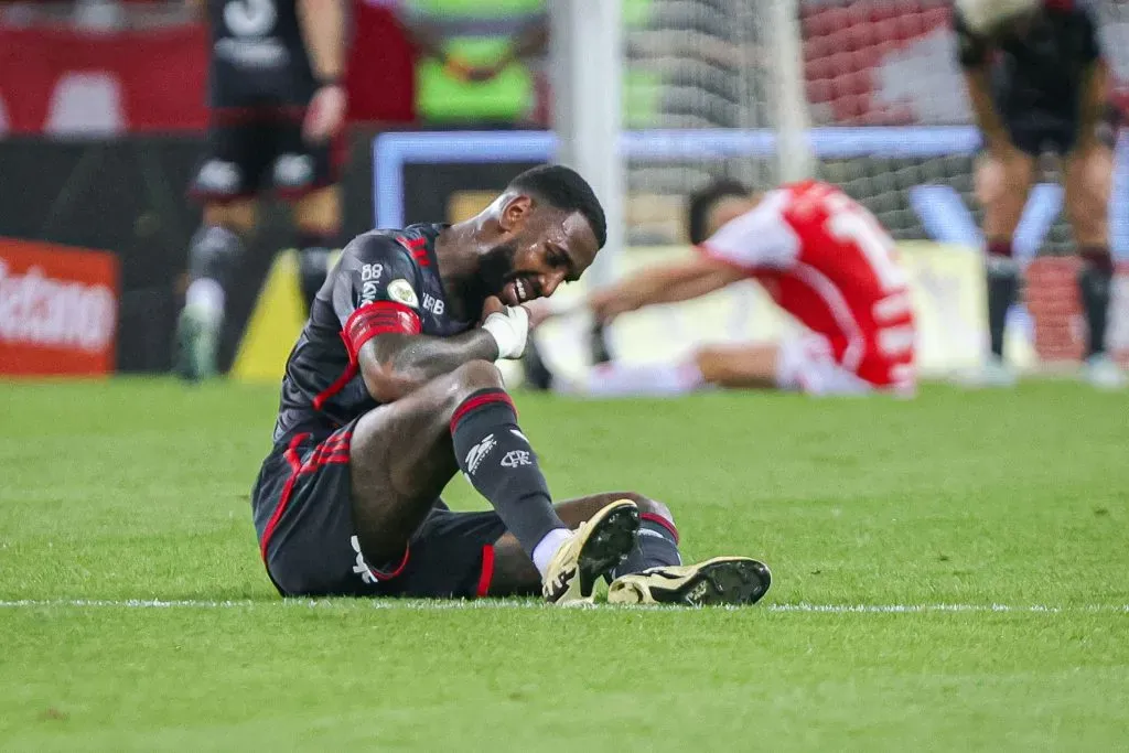 Gerson deixou a torcida do Flamengo preocupada ao sentir desconforto muscular. Foto: Maxi Franzoi/AGIF