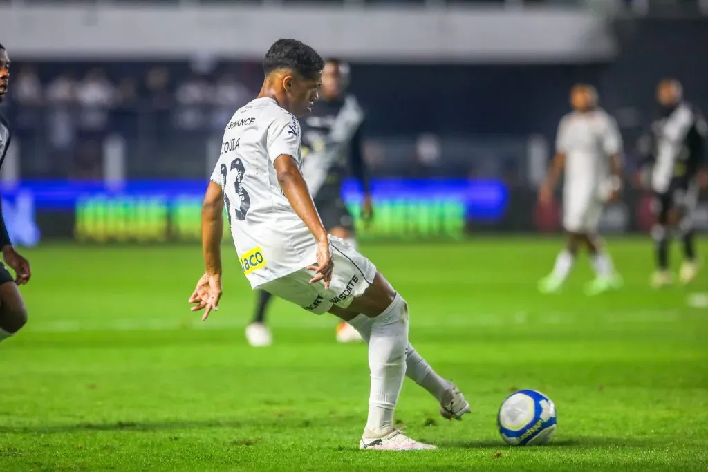 Souza jogador do Santos durante partida contra o Ponte Preta no estadio Vila Belmiro pelo campeonato Brasileiro B 2024.