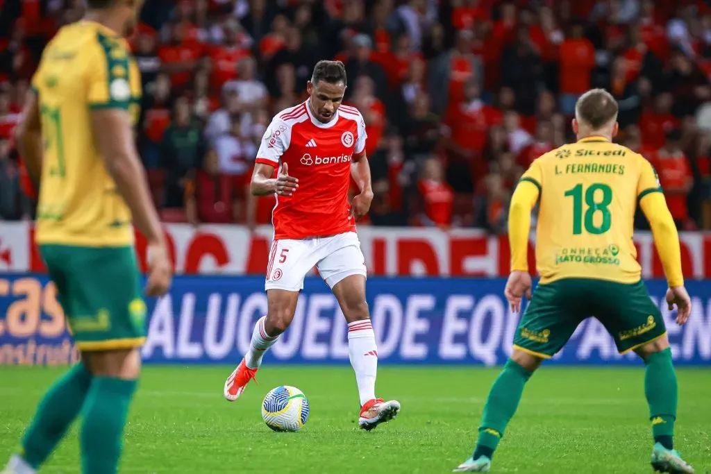 1Fernando, volante do Internacional - Foto: Maxi Franzoi/AGIF