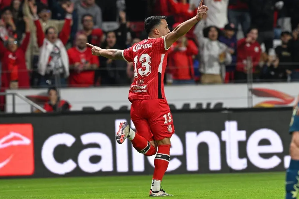 Luan comemorando o primeiro gol no México. Foto: David Leah / Imago