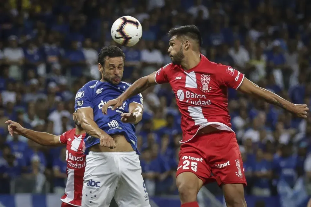 Foto: Thomas Santos/AGIF – Alderete já jogou contra o Cruzeiro com a camisa do Huracán, da Argentina