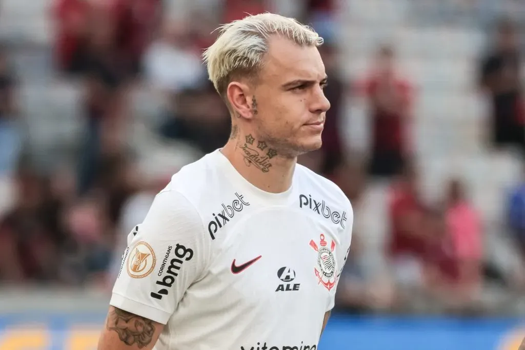 Roger Guedes jogador do Corinthians durante execucao do hino nacional antes da partida contra o Athletico-PR no estadio Arena da Baixada pelo campeonato BRASILEIRO A 2023. Foto: Robson Mafra/AGIF