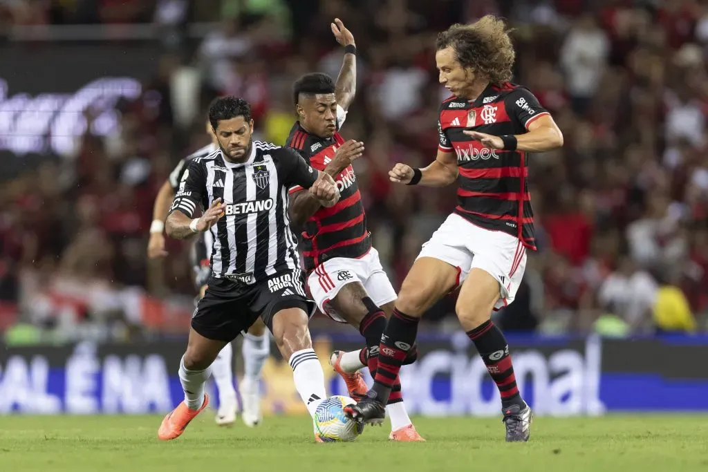 Foto: Andre Mourao/AGIF – Bruno Henrique e David Luiz jogadores do Flamengo disputam lance com Hulk jogador do Atlético-MG durante partida no Maracanã pelo Campeonato Brasileiro