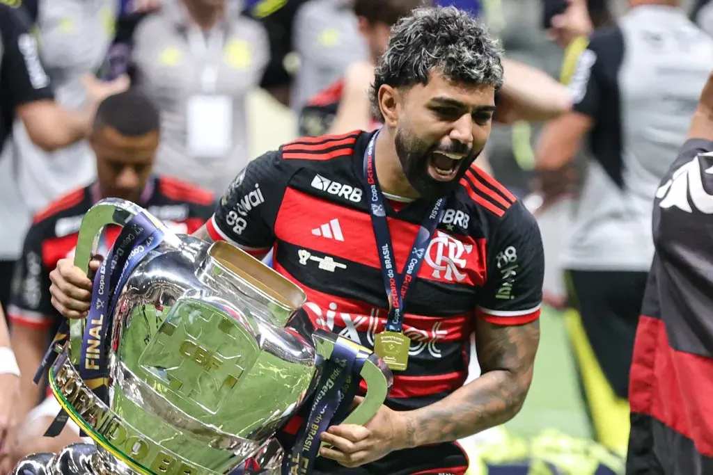 Gabriel Barbosa comemora o título da Copa do Brasil. Foto: Gilson Lobo/AGIF