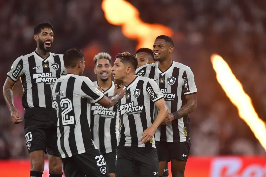 Savarino jogador do Botafogo comemora seu gol com jogadores do seu time durante partida contra o Atlético-MG pelo Campeonato Brasileiro A 2024. Foto: Thiago Ribeiro/AGIF