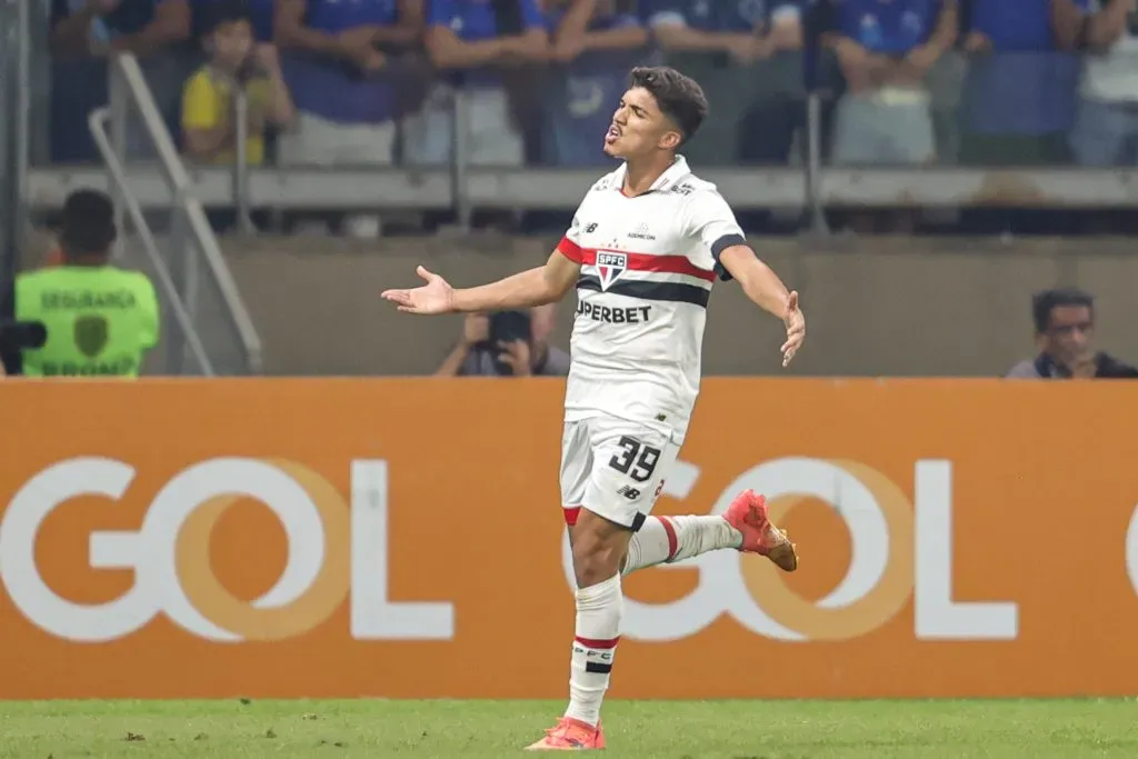 William Gomes jogador do Sao Paulo comemora seu gol durante partida contra o Cruzeiro no estadio Mineirao pelo campeonato Brasileiro A 2024. Foto: Gilson Lobo/AGIF