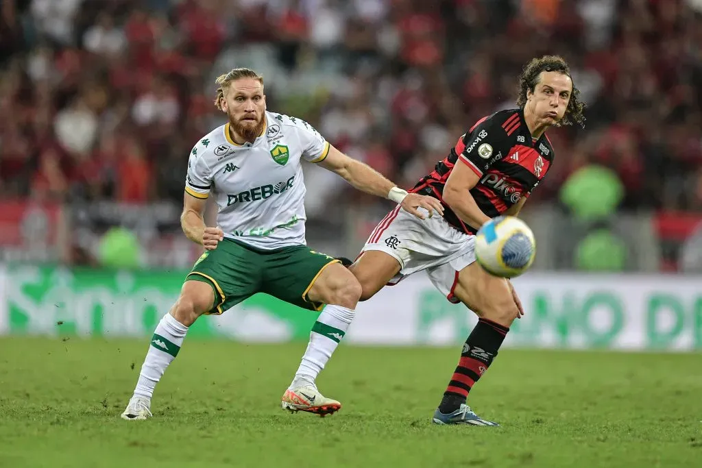 David Luiz jogador do Flamengo disputa lance com Pitta jogador do Cuiabá durante partida no Maracanã pelo Campeonato Brasileiro A 2024. Foto: Thiago Ribeiro/AGIF