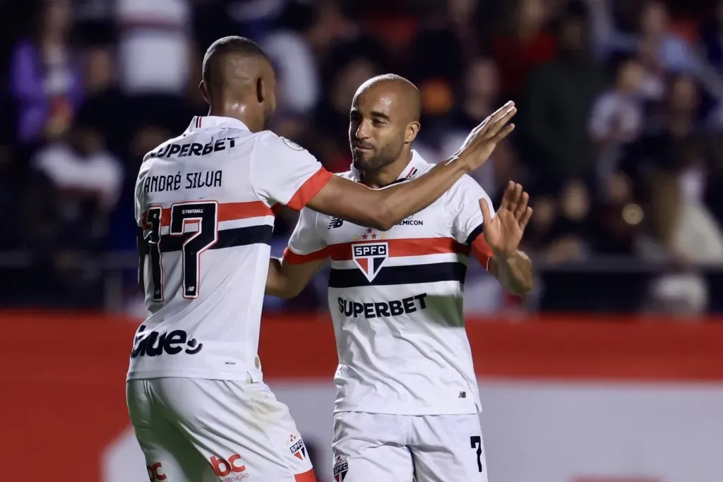 Lucas Moura comemorando o gol marcado no primeiro turno. 