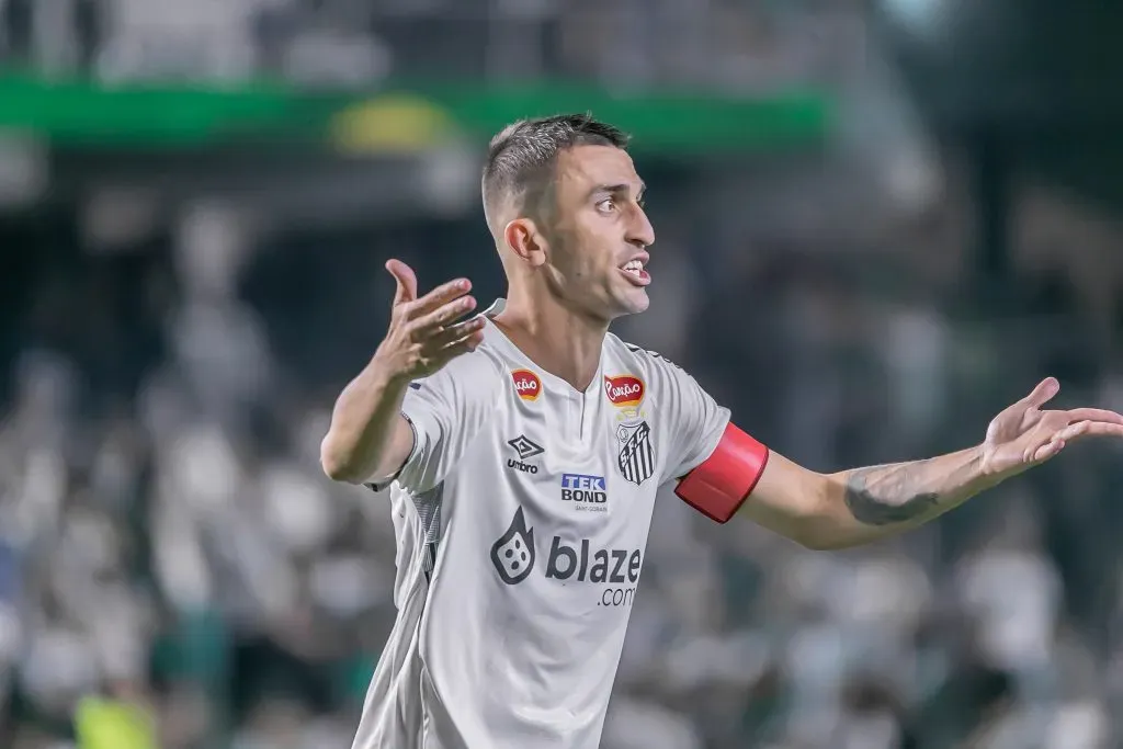 Joao Schmidt jogador do Santos durante partida contra o Coritiba no estadio Couto Pereira pelo campeonato Brasileiro B 2024. Foto: Fernando Teramatsu/AGIF