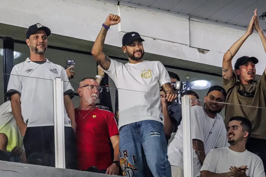 Torcida espera o retorno de Neymar para 2025. Foto: Reinaldo Campos/AGIF