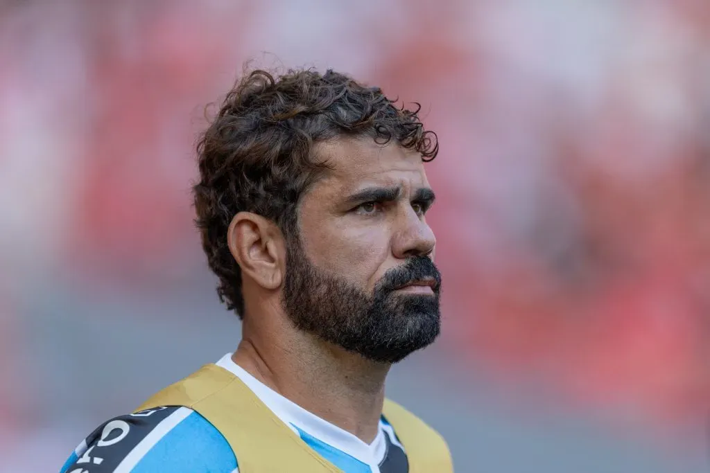 Diego Costa sério com colete no banco do Grêmio - Foto: AGIF