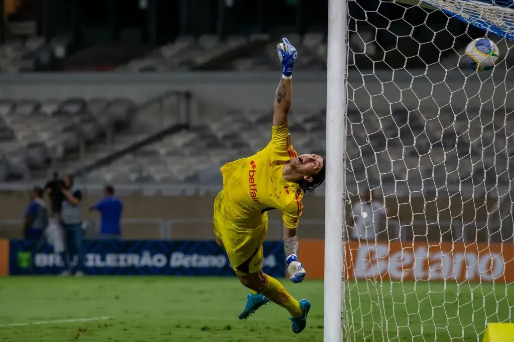 Cássio faz diversas defesas, mas não consegue evitar a virada do Palmeiras no Mineirão. Foto: Fernando Moreno/AGIF