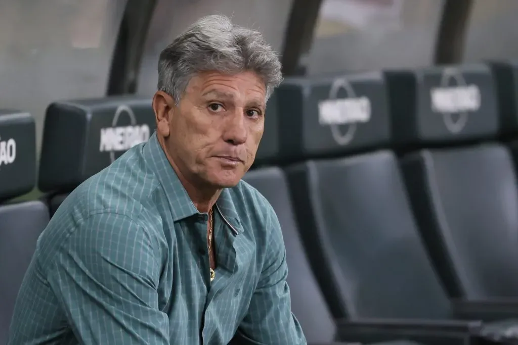 Renato Gaúcho sentado desconfiado - Foto: Foto: Gilson Lobo/AGIF