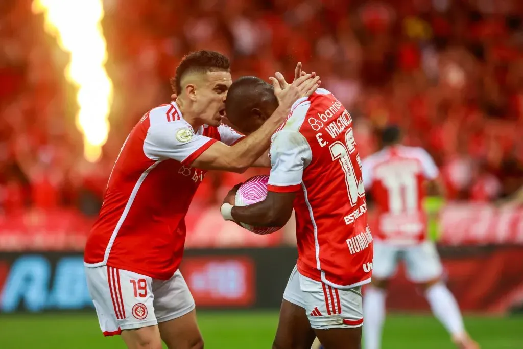 Enner comemorando gol com Borré. Foto: Luiz Erbes/AGIF