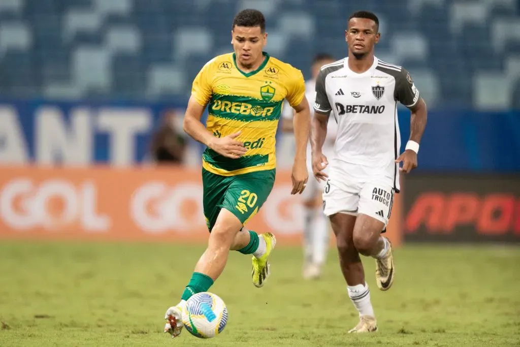 Foto: Gil Gomes/AGIF – Rikelme em ação pelo Cuiabá