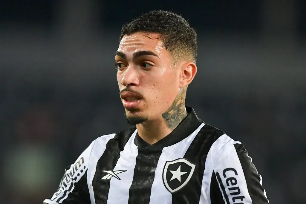 Hugo foi emprestado ao Vitória pelo Botafogo – Foto: Thiago Ribeiro/AGIF