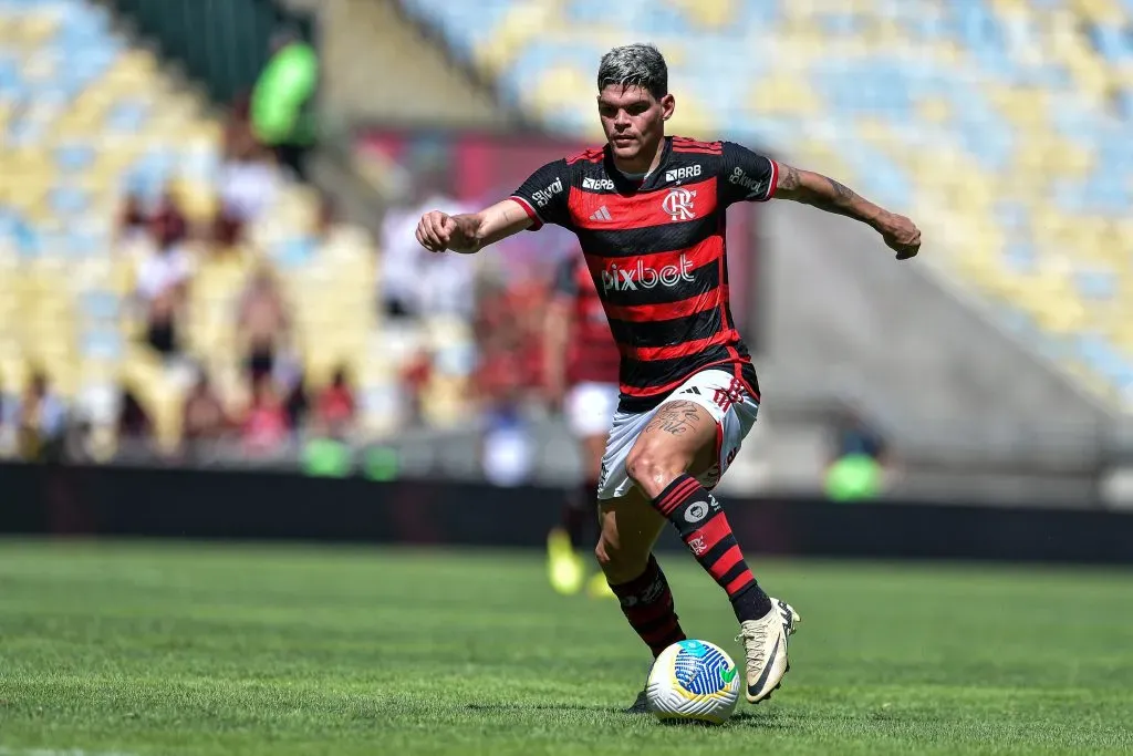 Ayrton Lucas tem o futuro definido no Flamengo – Foto: Thiago Ribeiro/AGIF