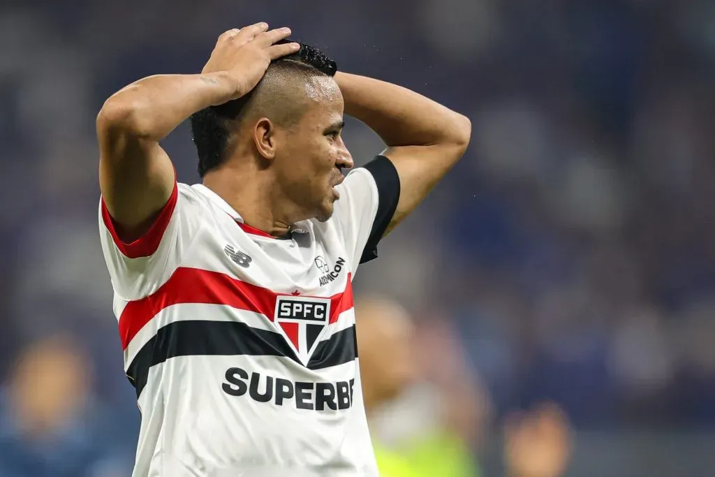 Erick jogador do Sao Paulo lamenta durante partida contra o Cruzeiro no estadio Mineirao pelo campeonato Brasileiro A 2024. Foto: Gilson Lobo/AGIF