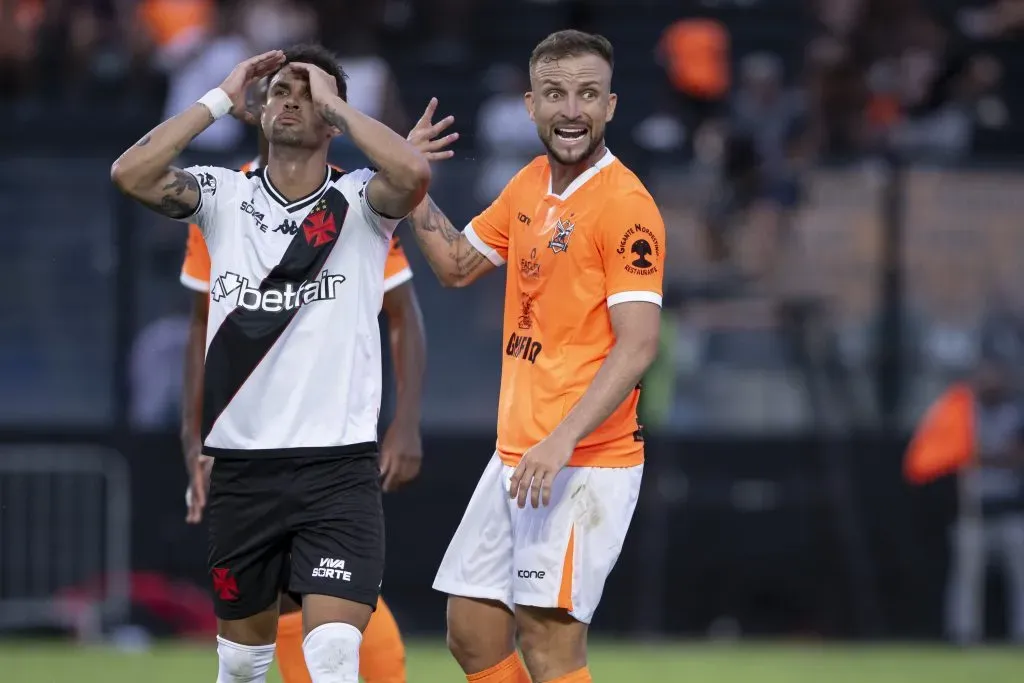 RJ – RIO DE JANEIRO – 11/01/2025 – CARIOCA 2025, NOVA IGUACU X VASCO – Serginho jogador do Vasco lamenta durante partida contra o Nova Iguacu no estadio Sao Januario pelo campeonato Carioca 2025. Foto: Jorge Rodrigues/AGIF