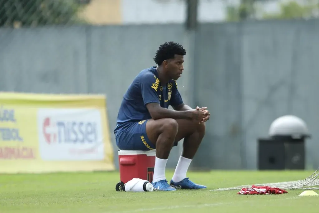 Gil em treino no CT Rei Pelé. Foto: Reinaldo Campos/AGIF