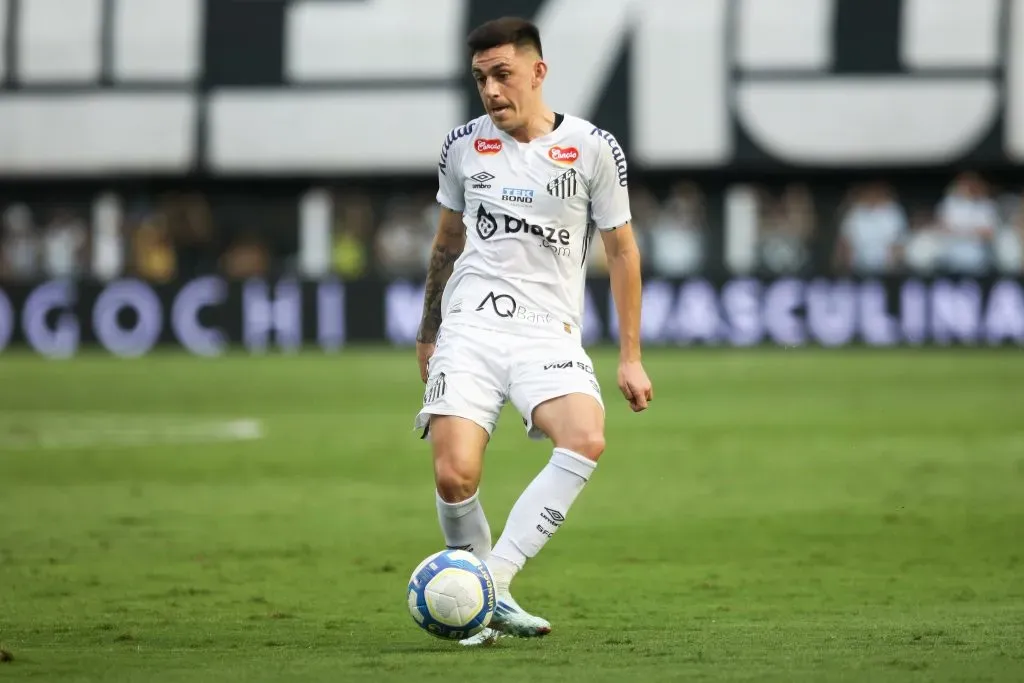 Escobar jogador do Santos durante partida contra o Vila Nova-GO no estadio Vila Belmiro pelo campeonato Brasileiro B 2024. Foto: Reinaldo Campos/AGIF