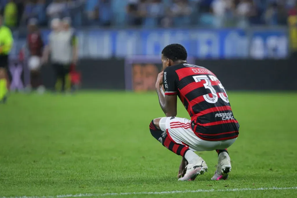 RS – PORTO ALEGRE – 22/09/2024 – BRASILEIRO A 2024, GREMIO X FLAMENGO – Cleiton jogador do Flamengo lamenta durante partida contra o Gremio no estadio Arena do Gremio pelo campeonato Brasileiro A 2024. Foto: Maxi Franzoi/AGIF