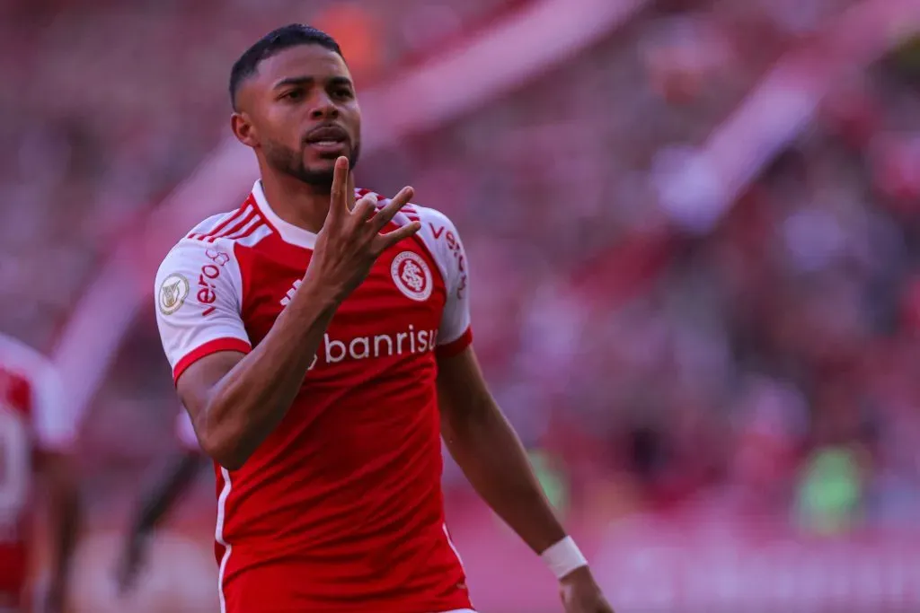 Wanderson jogador do Internacional comemora seu gol durante partida contra o Bragantino no estadio Beira-Rio pelo campeonato Brasileiro A 2024. Foto: Maxi Franzoi/AGIF