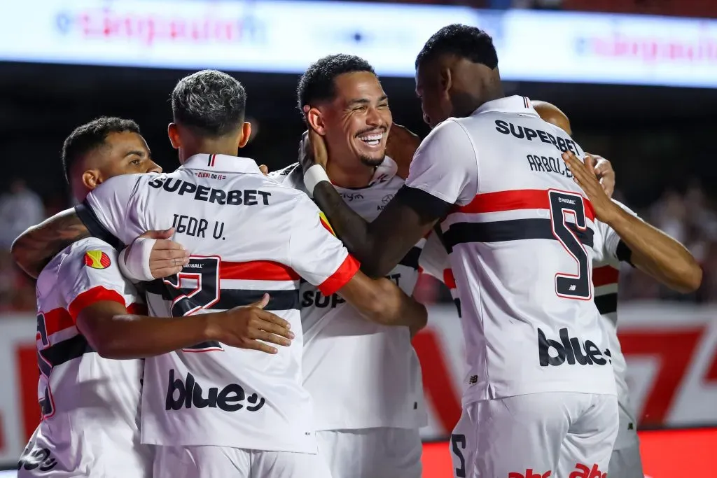 Luciano comemora seu gol contra o Guarani. Foto: Marco Miatelo/AGIF